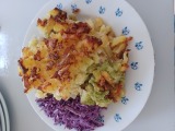 Zapečené brambory s kuřecím masem a brokolicí, salát červený Coleslaw