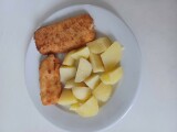 Treska v trojobalu s vařeným bramborem