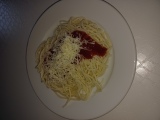 Špagety s kečupem sypané sýrem