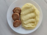 Kuřecí frikadely, bramborová kaše