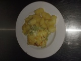 Brokolice zapečená se sýrem, vařené brambory